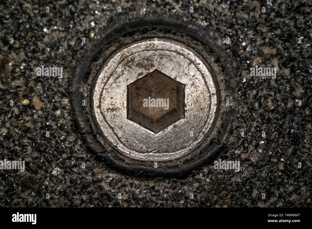 Plan Macro sur le boulon à tête hexagonale de vis. Vue rapprochée de la tête de vis hexagonale rustique Banque D'Images