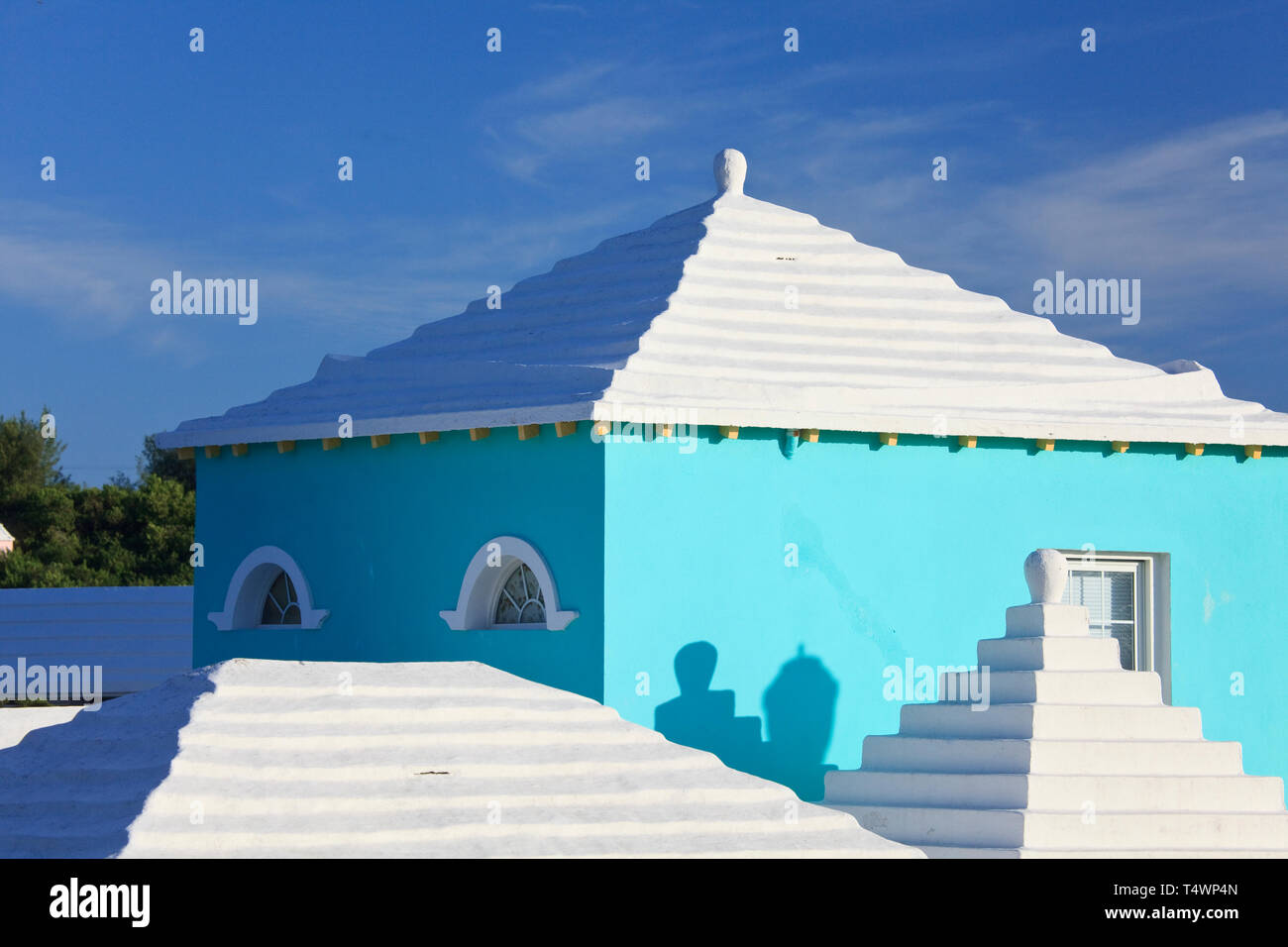 Les Bermudes, les toits en pierre blanche sur les maisons colorées aux Bermudes Banque D'Images