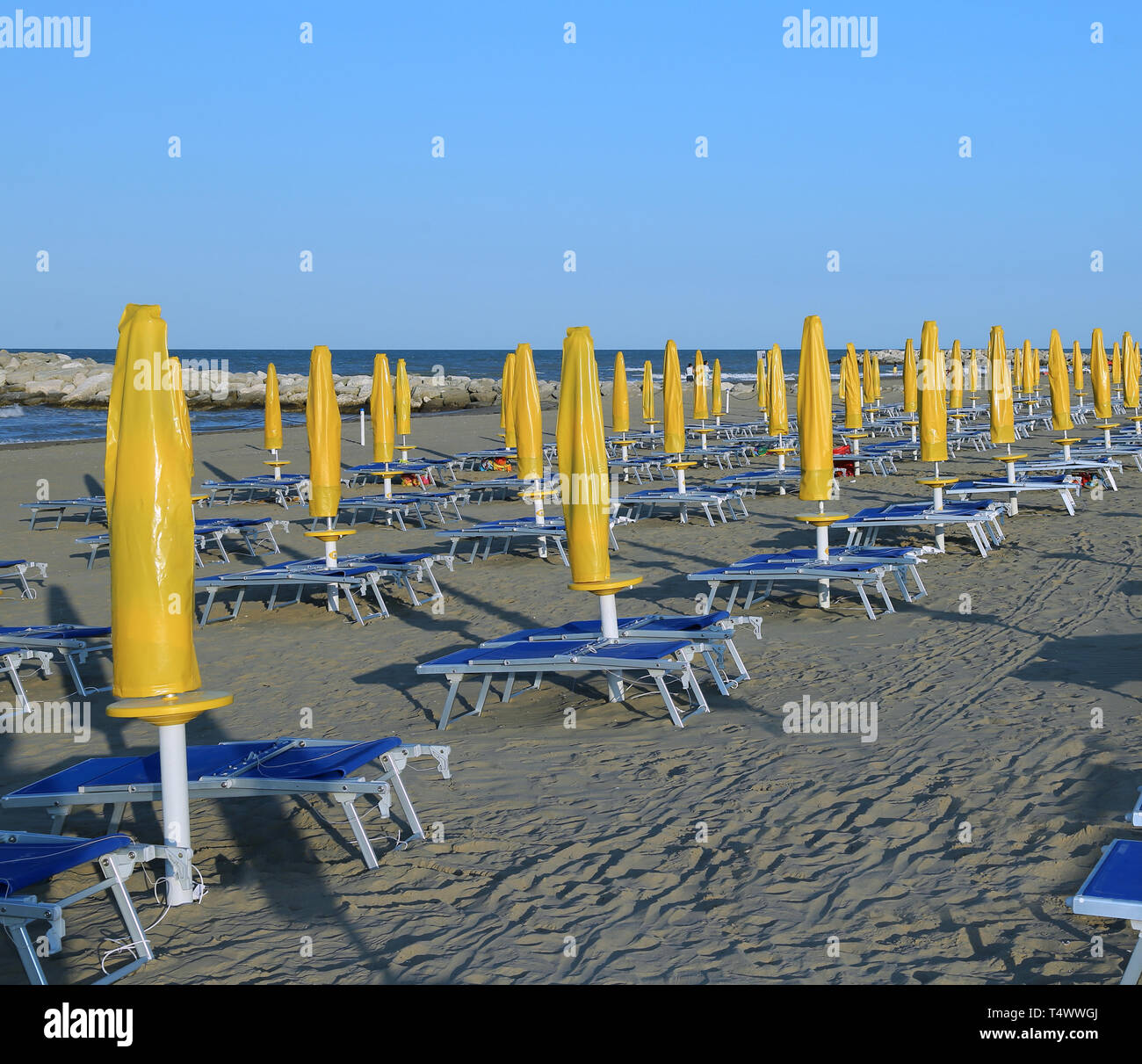 Fermé de parasols, chaises longues et transats Banque D'Images
