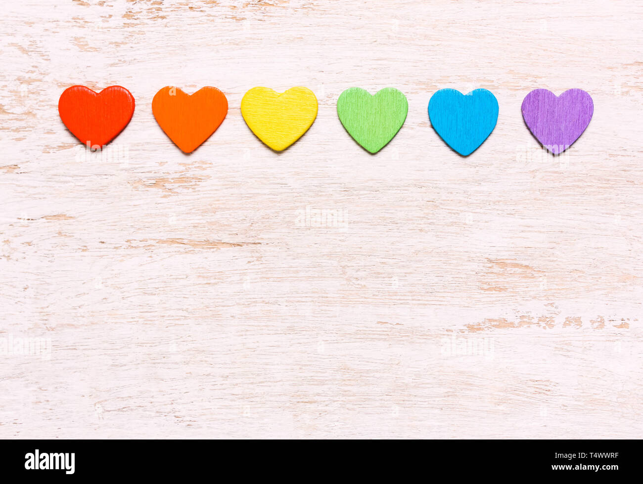 Coeurs de couleurs arc-en-ciel sur un fond blanc. Symbole, drapeau LGBT Banque D'Images