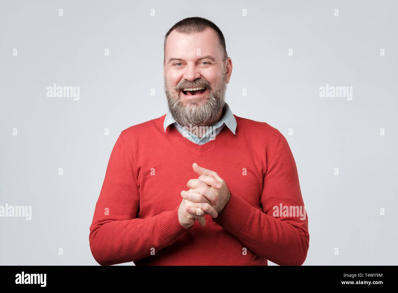 Homme barbu mature beau chandail rouge en riant Banque D'Images