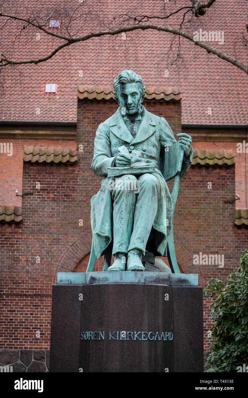 Statue de Soren Kierkegaard dans le jardin de l'ancien bâtiment de la Bibliothèque royale danoise sur Slotsholmen au centre de Copenhague, Danemark Banque D'Images