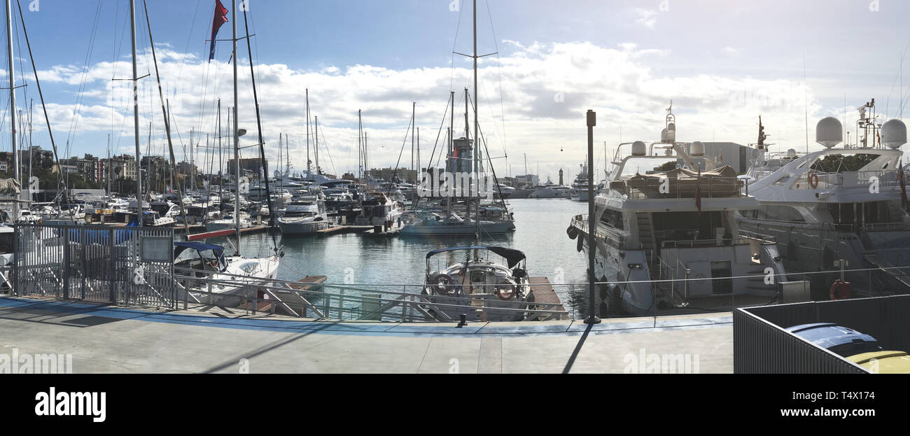 Beaux yachts dans le port de Barcelone Port Banque D'Images