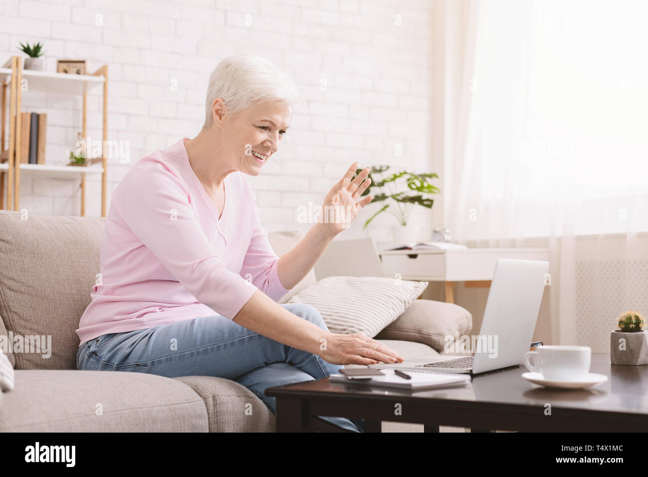 Senior woman using laptop pour appel vidéo avec sa famille Banque D'Images