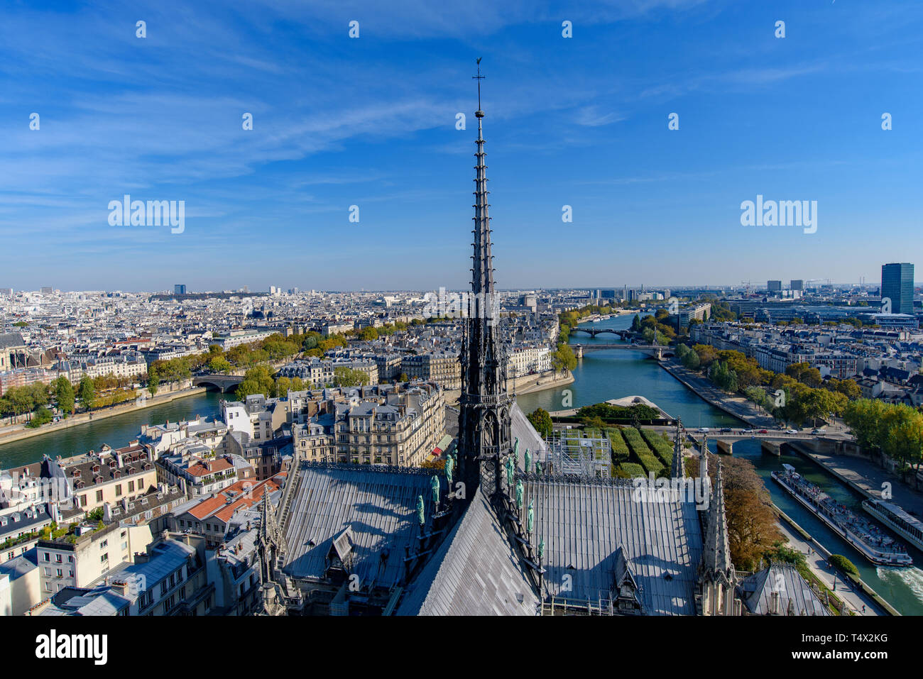 Vue de la tour centrale du haut de la Cathédrale Notre Dame de Paris, France Banque D'Images