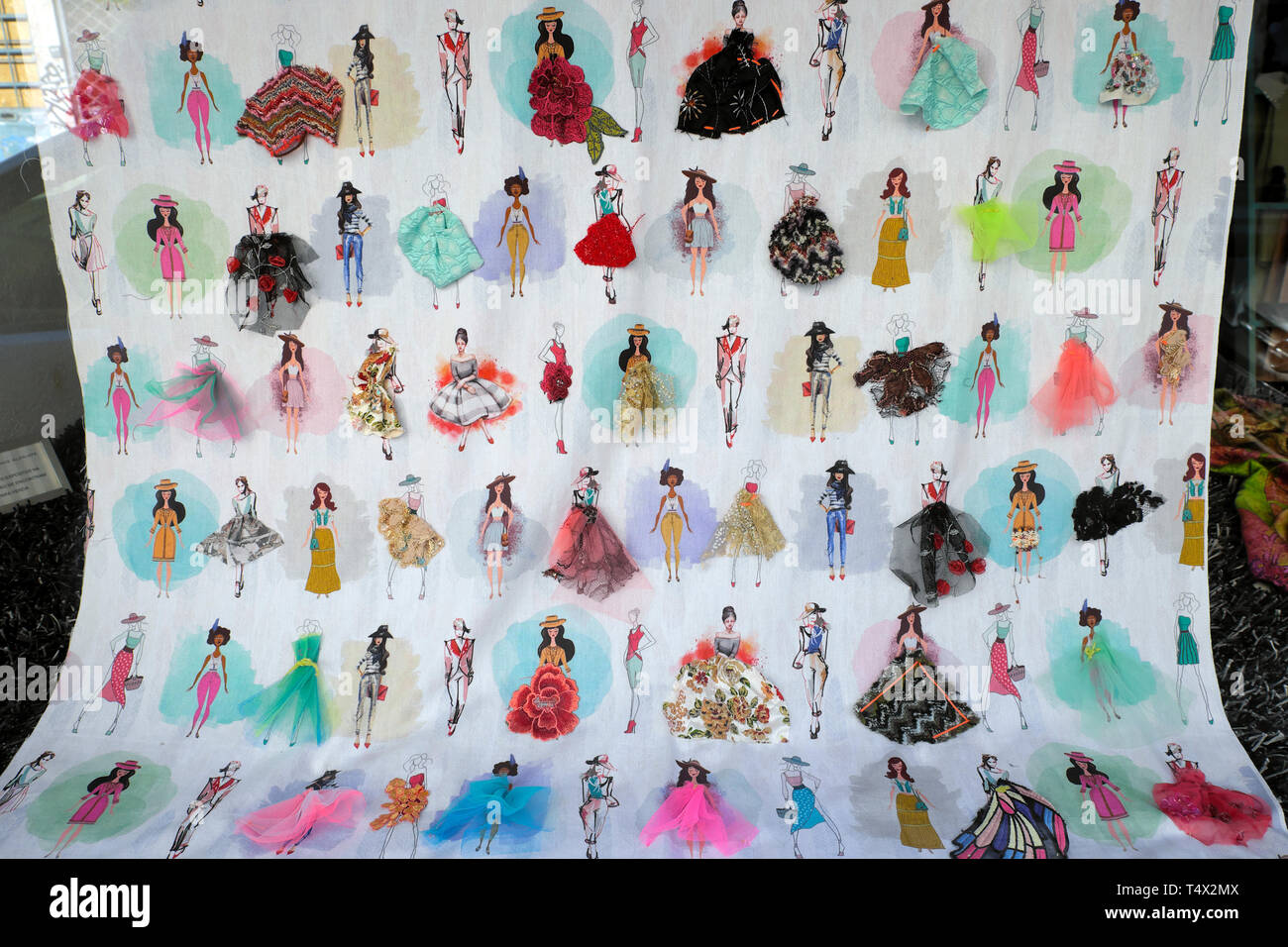 Atelier Antonio Alfaiate women's fashion illustration de robe en vitrine avec cette robe et chapeau Porto Portugal Europe UE KATHY DEWITT Banque D'Images