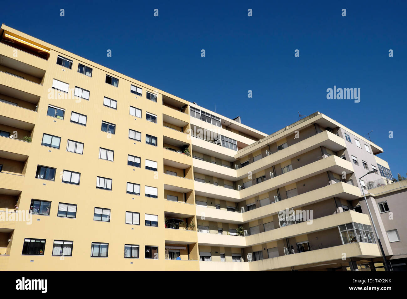 Un bloc d'appartements moderne de faible hauteur dans le quartier résidentiel de Boavista Porto Portugal Europe UE KATHY DEWITT Banque D'Images