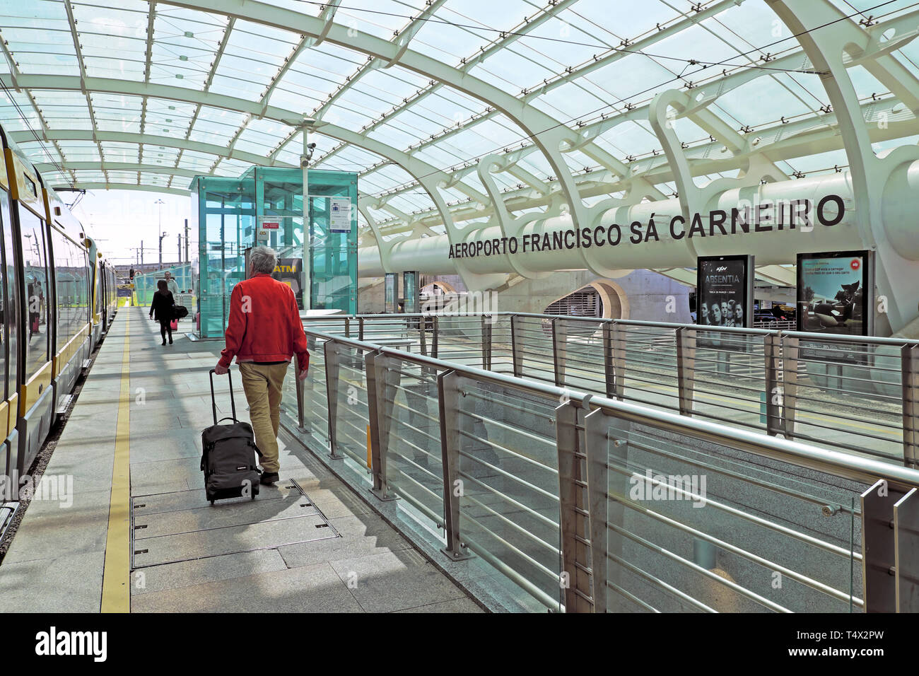 Homme avec assurance dans un passage couvert menant à la station de métro et de transports en commun de l'Aéroport Francisco Sá Carneiro de Porto Portugal UE KATHY DEWITT Banque D'Images