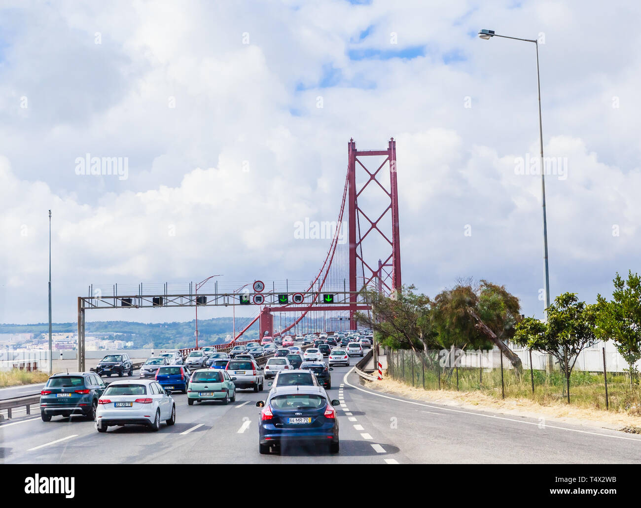 Voitures traversant le Ponte 25 de Abril pont sur le Tage à Lisbonne, Portugal, Europe Banque D'Images