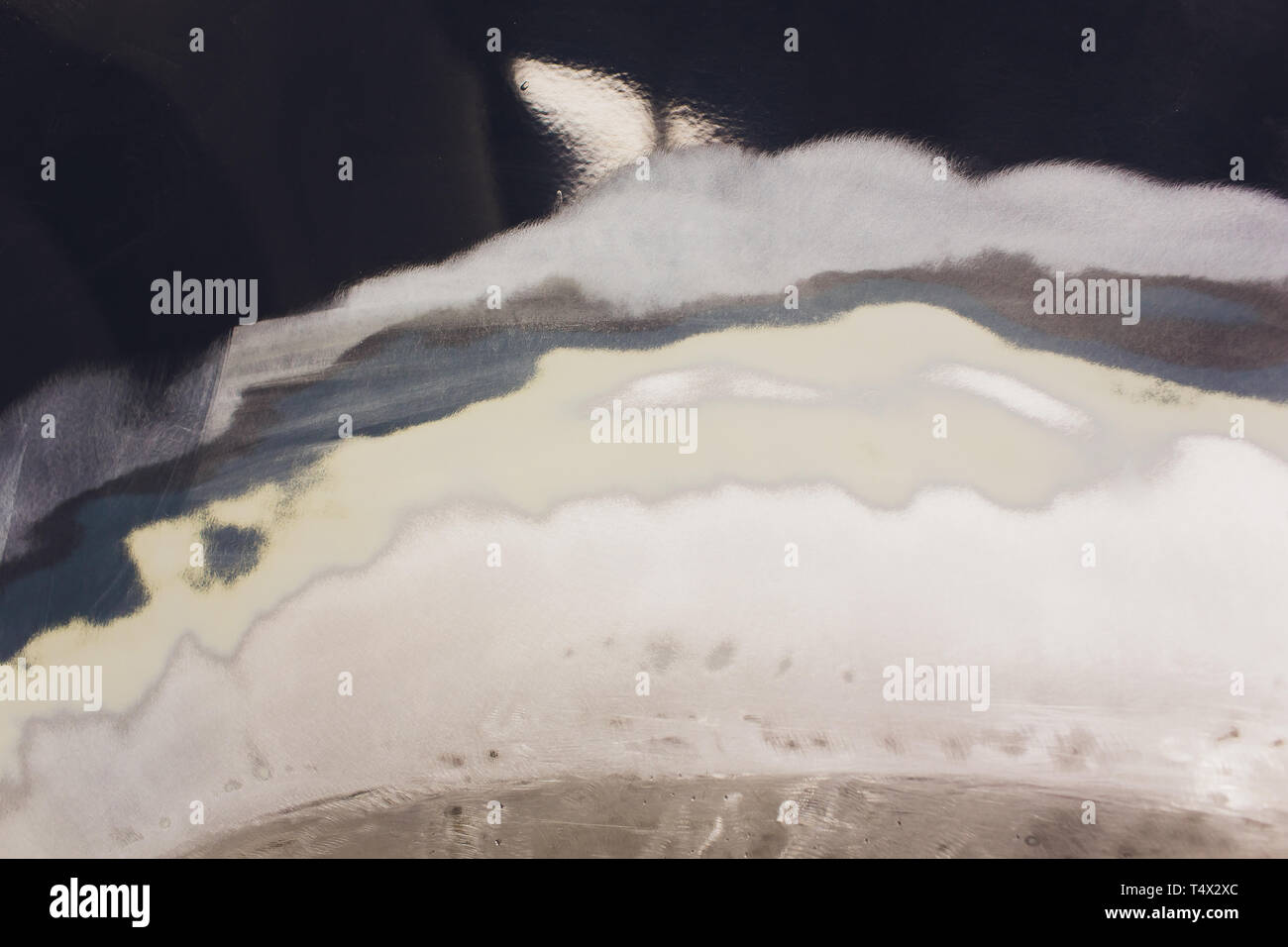 Préparation pour la peinture d'une voiture à l'aide de l'élément capteur d'émeri un technicien de nivellement avant l'application d'un primaire après l'endommagement d'une partie de l'adm. Banque D'Images