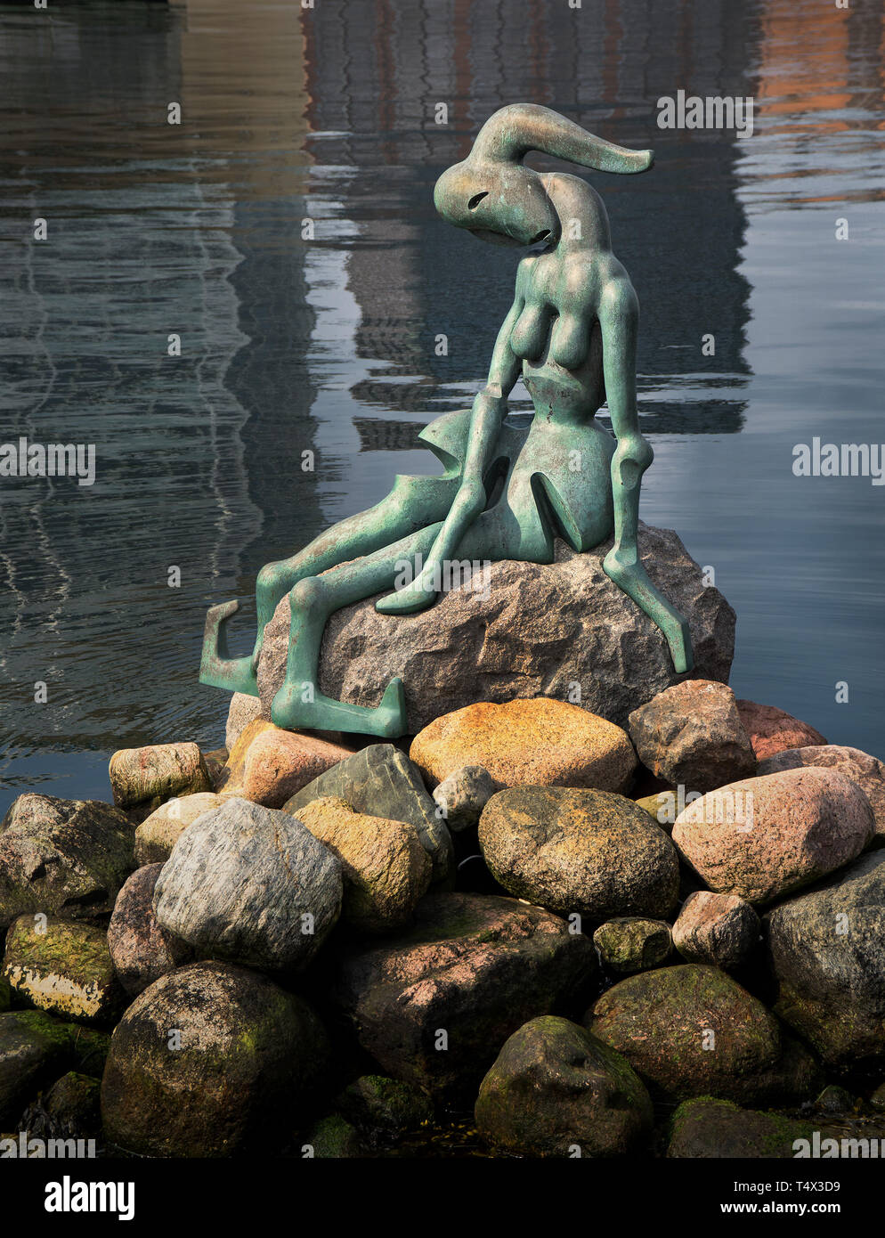 Aliments génétiquement modifiés petite sirène de Copenhague, c'est la sculpture de Bjørn Nørgaard qui contraste avec la statue de la Petite Sirène. Banque D'Images