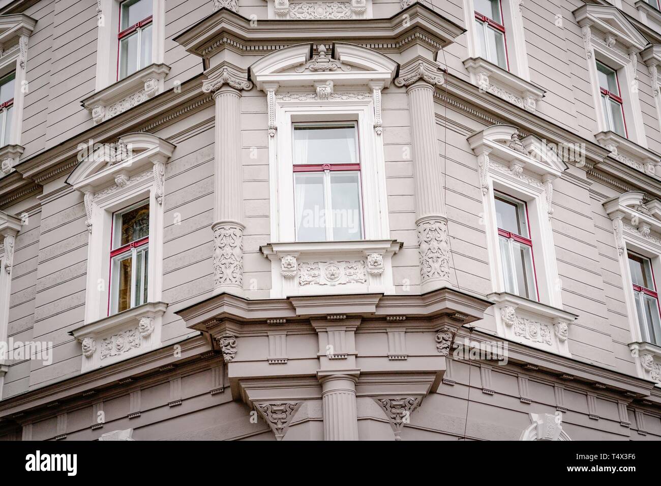 Belle façade de la vieille maison grise. Fragment, de détails. Prague, République tchèque. Banque D'Images