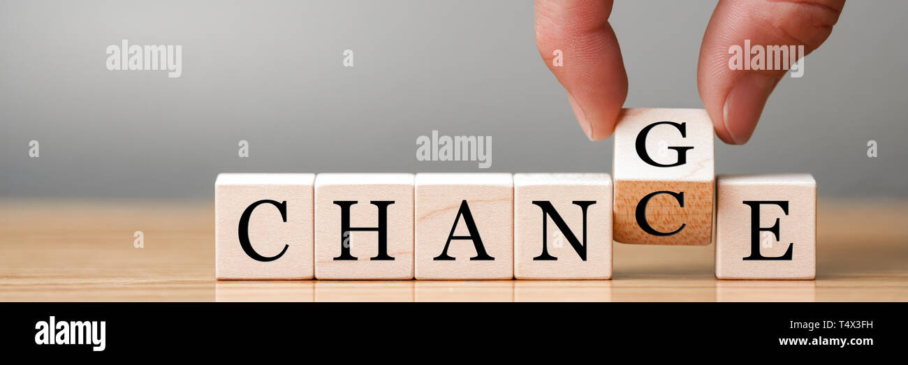 Retournez la main cube de bois avec word 'Changer' pour 'chance', le développement personnel et professionnel ou de modifier vous-même concept Banque D'Images