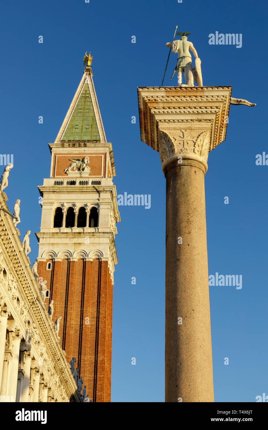 La colonne de Saint Théodore le premier saint patron de Venise se situe à l'entrée de la Piazzetta San Marco, Venise, Italie. Banque D'Images