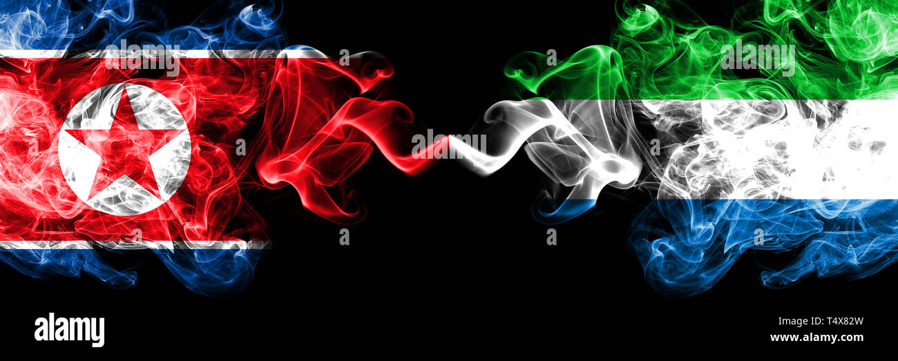 La Corée du Nord contre la Sierra Leone smoky mystic drapeaux placés côte à côte. La fumée épaisse et soyeuse de couleur drapeaux de la Corée du Nord et en Sierra Leone. Banque D'Images