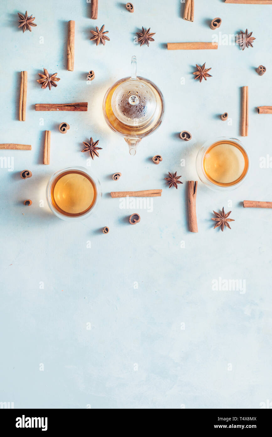 Plateau créatif arrangement avec la cannelle, l'anis étoile, théière et plateau bols sur un fond blanc avec l'exemplaire de l'espace. Boisson chaude creative télévision lay. Banque D'Images