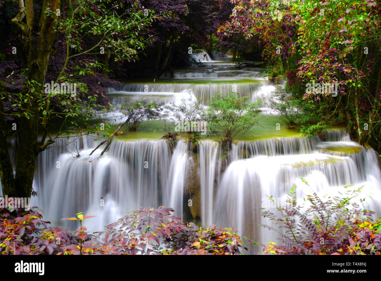 Mae Huai Khamin Cascade est une attraction majeure au Sri Nakarin Dam Parc National. La cascade à plusieurs niveaux est réputée pour la beauté de ses paysages, de détente Banque D'Images