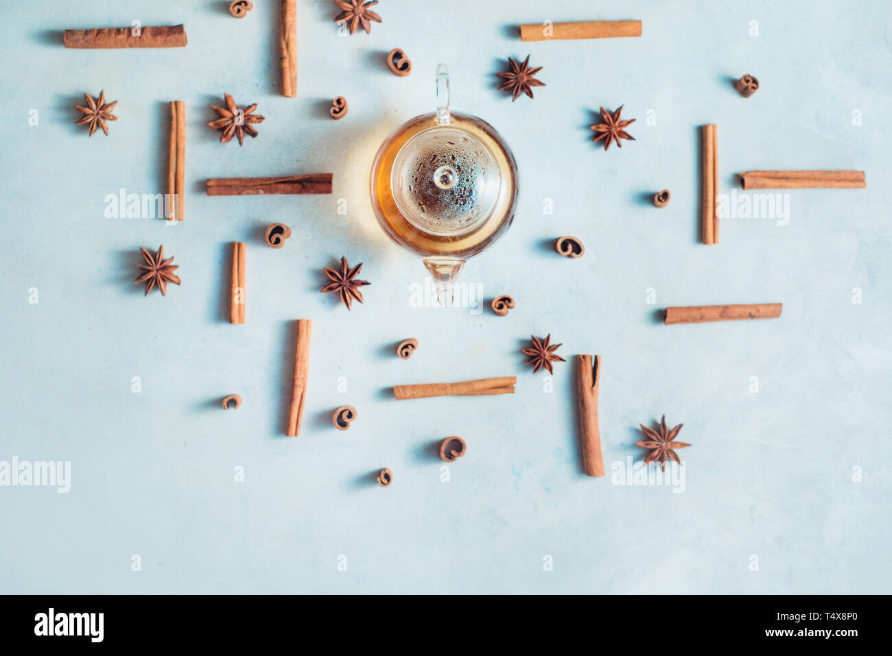 Plateau créatif arrangement avec la cannelle, l'anis étoile, théière et plateau bols sur un fond blanc avec l'exemplaire de l'espace. Boisson chaude creative télévision lay. Banque D'Images