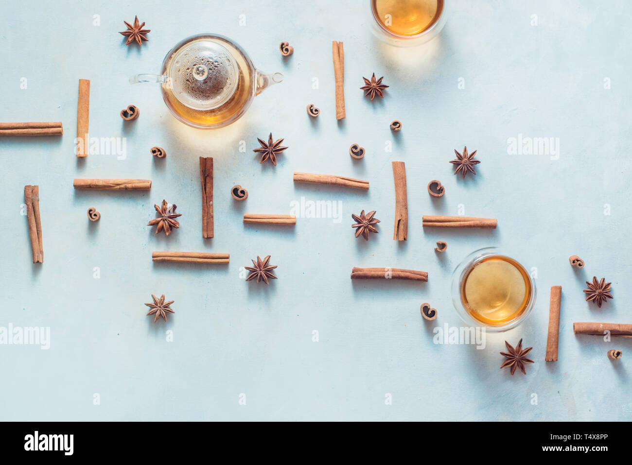 Cannelle et anis avec motif théière et plateau bols sur un fond en bois blanc, avec l'exemplaire de l'espace. Boisson chaude creative télévision lay. Banque D'Images