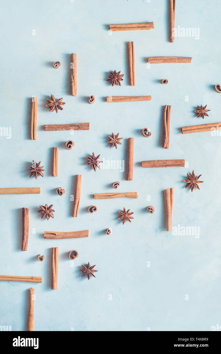 Cannelle et anis étoile et sur un fond en bois blanc, avec l'exemplaire de l'espace. Une cuisine créative avec des épices. mise à plat Banque D'Images