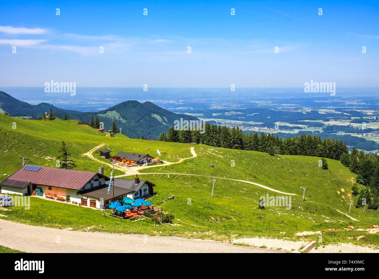Campagne Alpes avec pré vert Banque D'Images
