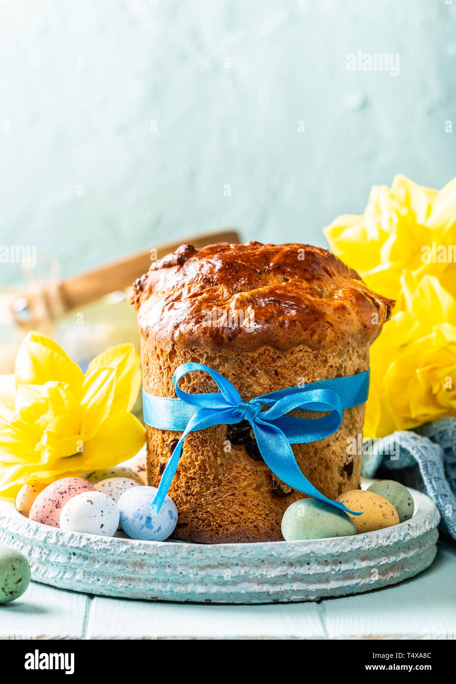 Orthodoxe de Pâques, pain sucré kulich et colorée des oeufs de cailles Banque D'Images