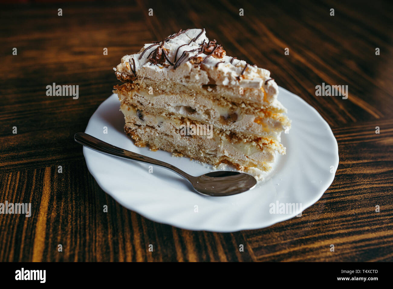 Tranche De Gateau Aux Noix Hachees Sur Planche A Decouper En Bois Photo Stock Alamy