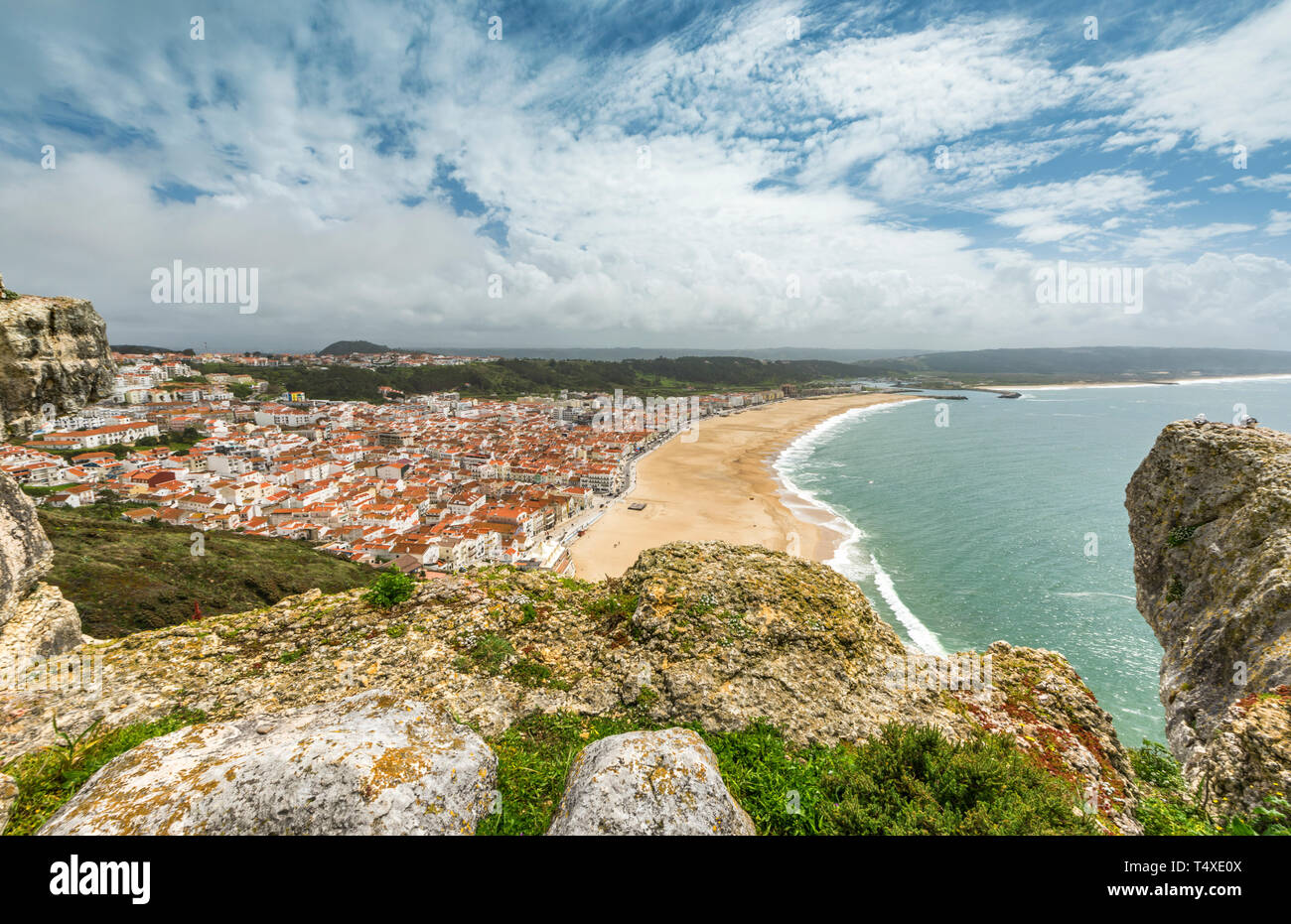 Vue sur les plages de Nazaré ville sur une journée ensoleillée, Portugal Banque D'Images