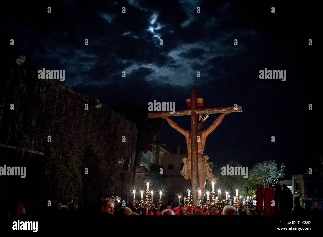 Les fidèles portent une sculpture de Jésus Christ comme prendre part à la Procession du Silence pour Jeudi Saint à Badalona pendant la Semaine Sainte. La pro Banque D'Images