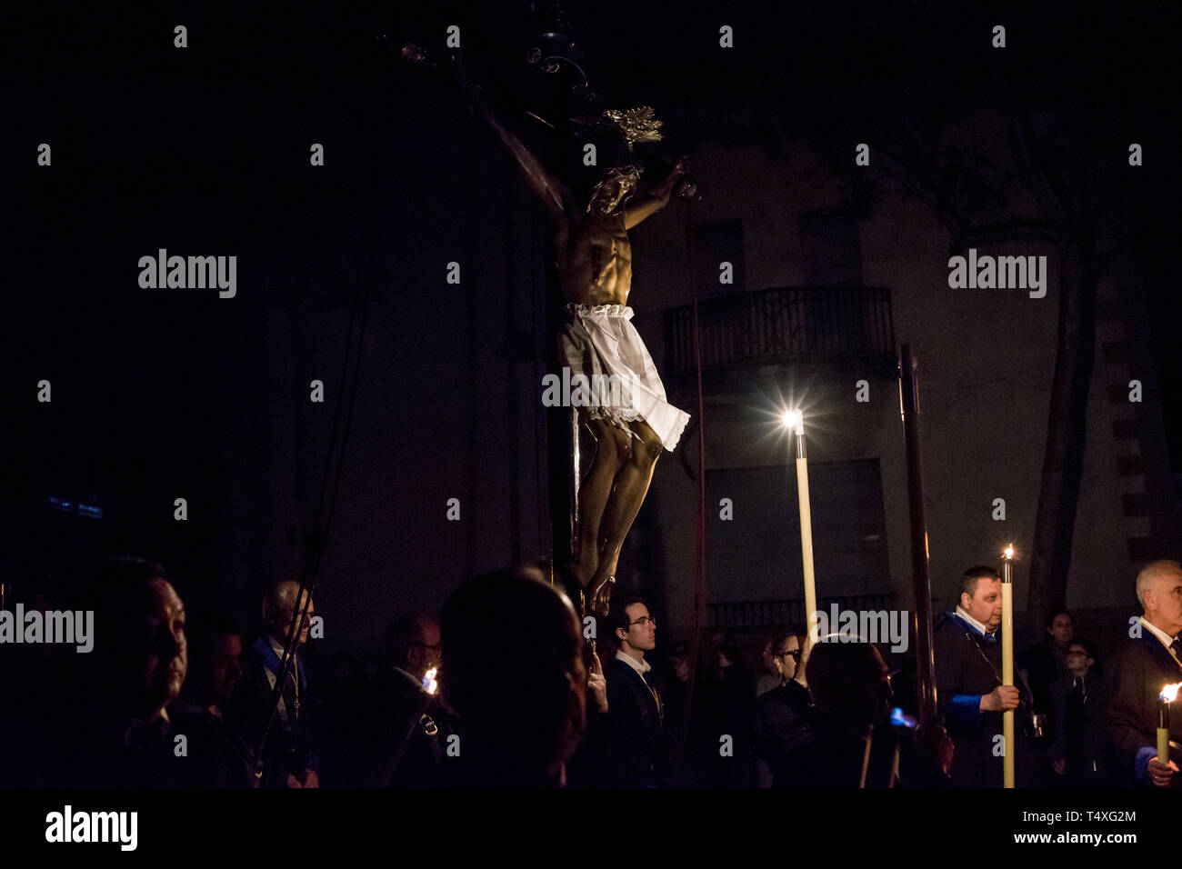 Les fidèles portent une sculpture de Jésus Christ comme prendre part à la Procession du Silence pour Jeudi Saint à Badalona pendant la Semaine Sainte. La pro Banque D'Images