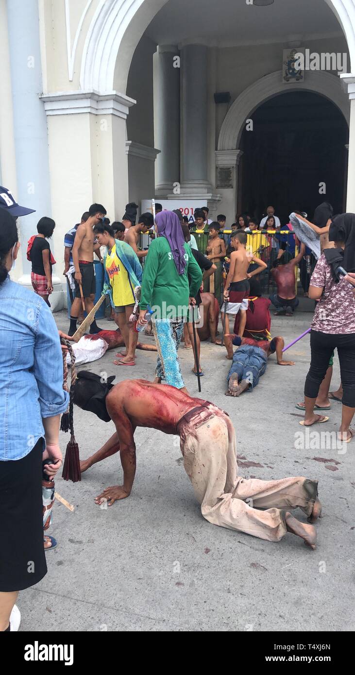 San Fernando, aux Philippines. 18 avr, 2019. Des centaines de pénitent catholique a effectué le rituel brutal de l'auto-flagellation le Jeudi Saint. Sherbien Dacalanio : Crédit/Pacific Press/Alamy Live News Banque D'Images