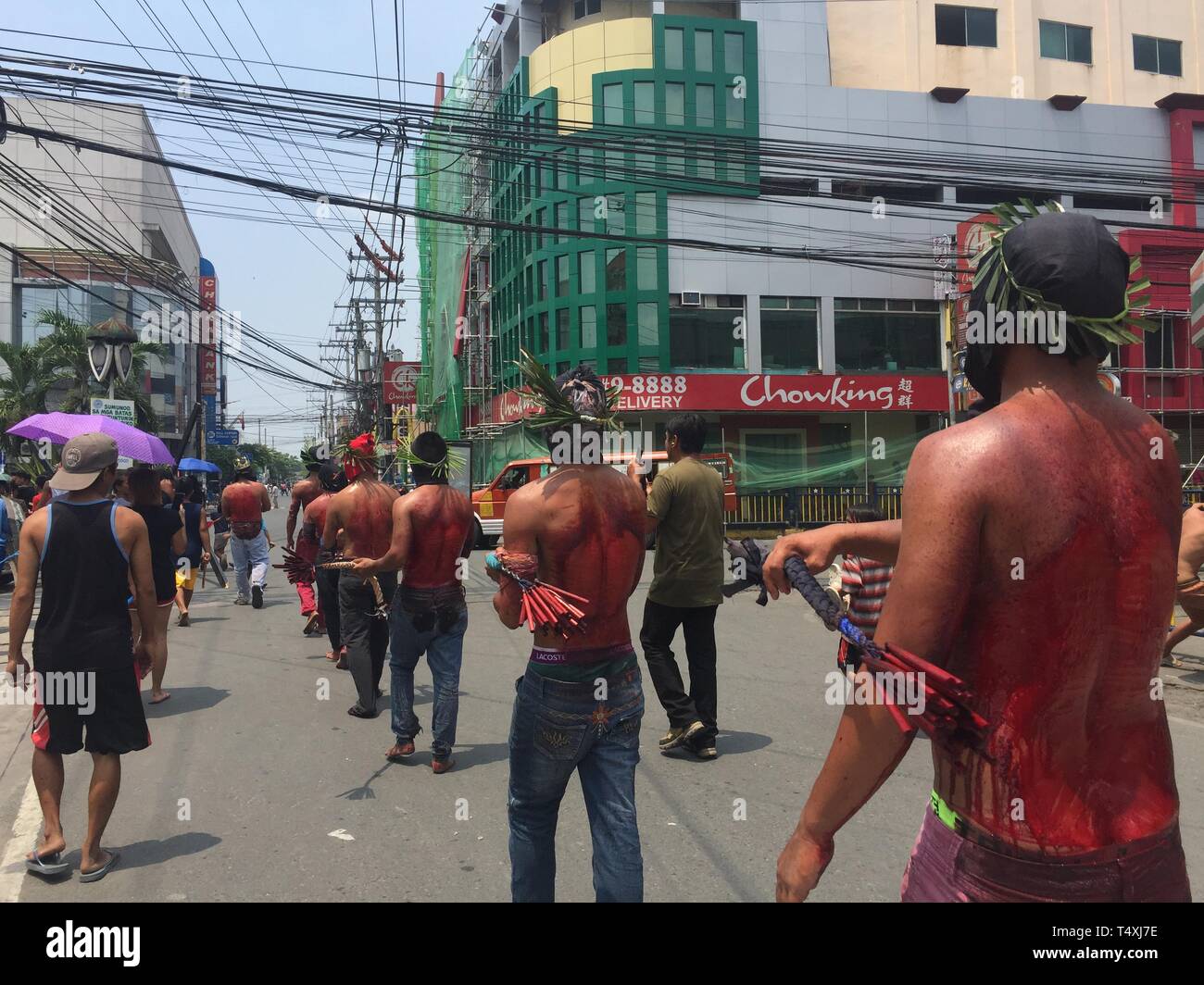 San Fernando, aux Philippines. 18 avr, 2019. Des centaines de pénitent catholique a effectué le rituel brutal de l'auto-flagellation le Jeudi Saint. Sherbien Dacalanio : Crédit/Pacific Press/Alamy Live News Banque D'Images