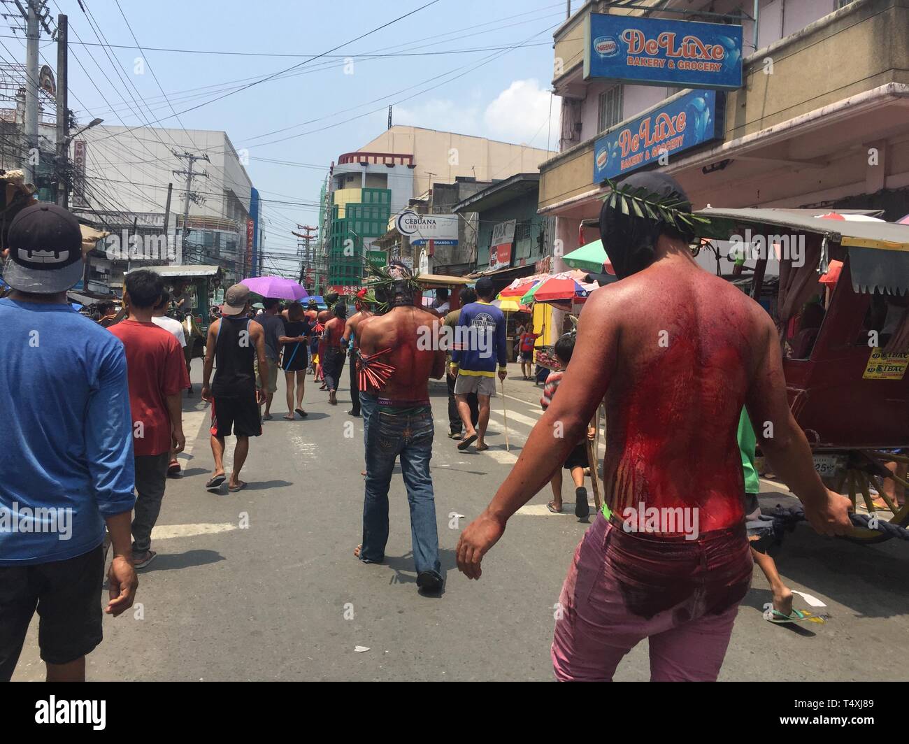 San Fernando, aux Philippines. 18 avr, 2019. Des centaines de pénitent catholique a effectué le rituel brutal de l'auto-flagellation le Jeudi Saint. Sherbien Dacalanio : Crédit/Pacific Press/Alamy Live News Banque D'Images