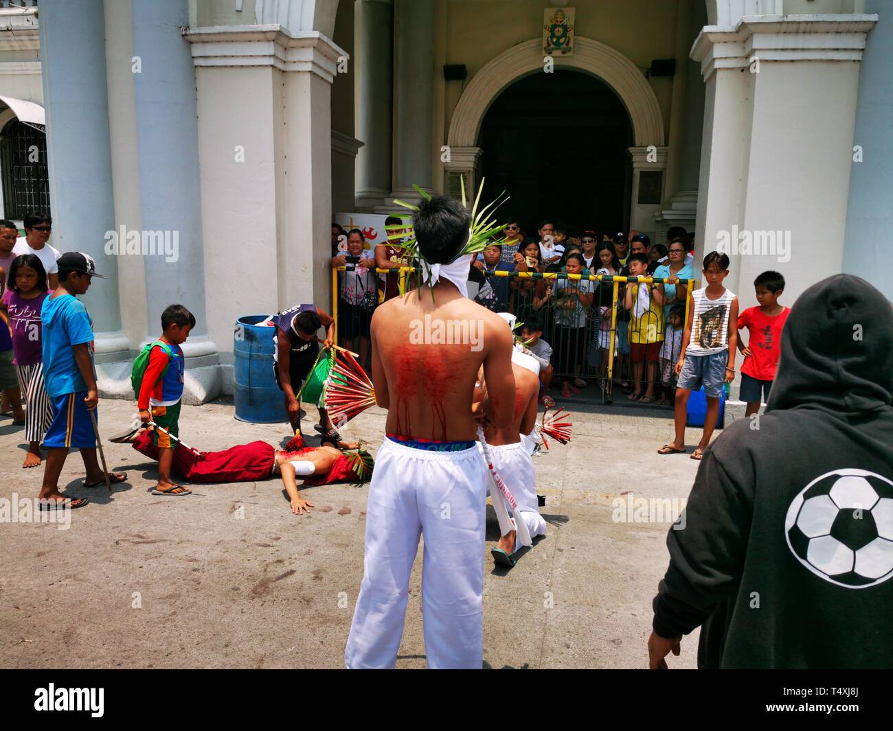 San Fernando, aux Philippines. 18 avr, 2019. Des centaines de pénitent catholique a effectué le rituel brutal de l'auto-flagellation le Jeudi Saint. Sherbien Dacalanio : Crédit/Pacific Press/Alamy Live News Banque D'Images