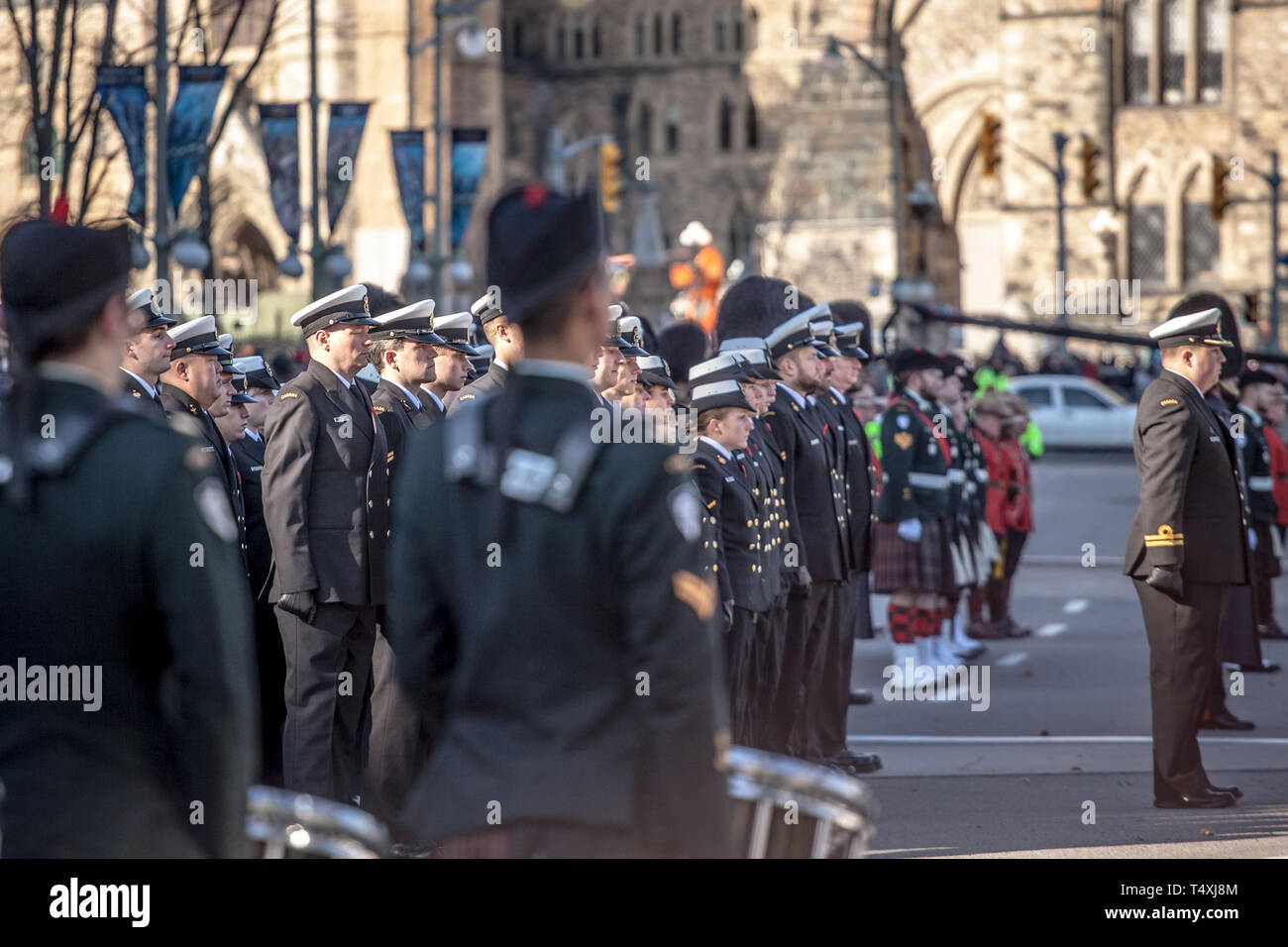 OTTAWA, CANADA - 11 NOVEMBRE 2018 : Des soldats de l'Armée canadienne, les hommes et les femmes de la marine royale canadienne le port du coquelicot du souvenir, debout sur cer Banque D'Images