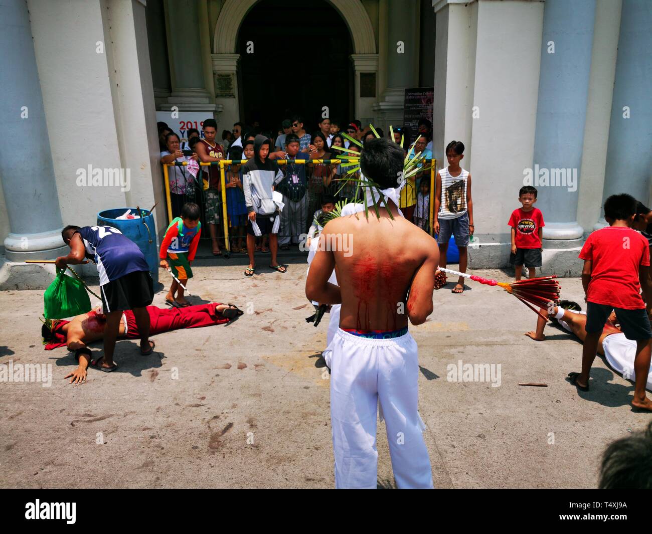 San Fernando, aux Philippines. 18 avr, 2019. Des centaines de pénitent catholique a effectué le rituel brutal de l'auto-flagellation le Jeudi Saint. Sherbien Dacalanio : Crédit/Pacific Press/Alamy Live News Banque D'Images