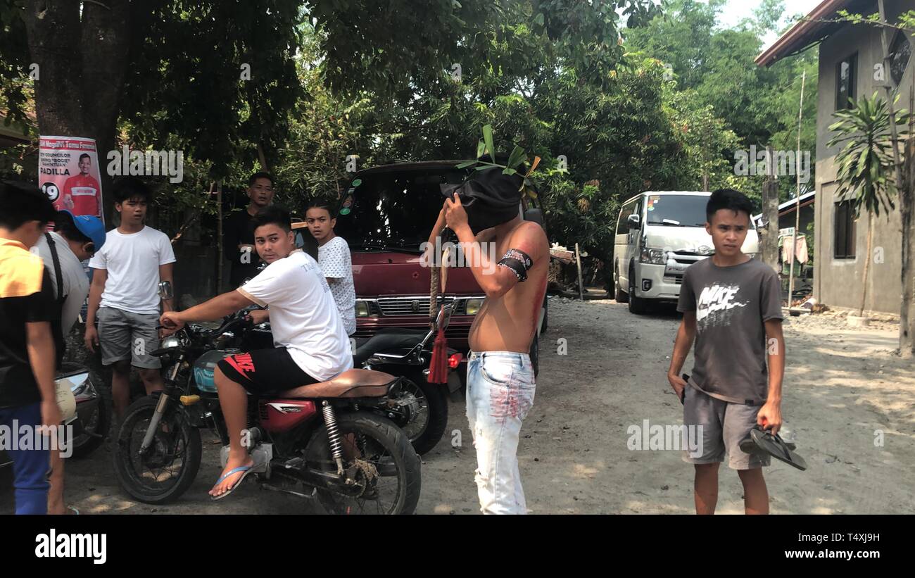 San Fernando, aux Philippines. 18 avr, 2019. Des centaines de pénitent catholique a effectué le rituel brutal de l'auto-flagellation le Jeudi Saint. Sherbien Dacalanio : Crédit/Pacific Press/Alamy Live News Banque D'Images