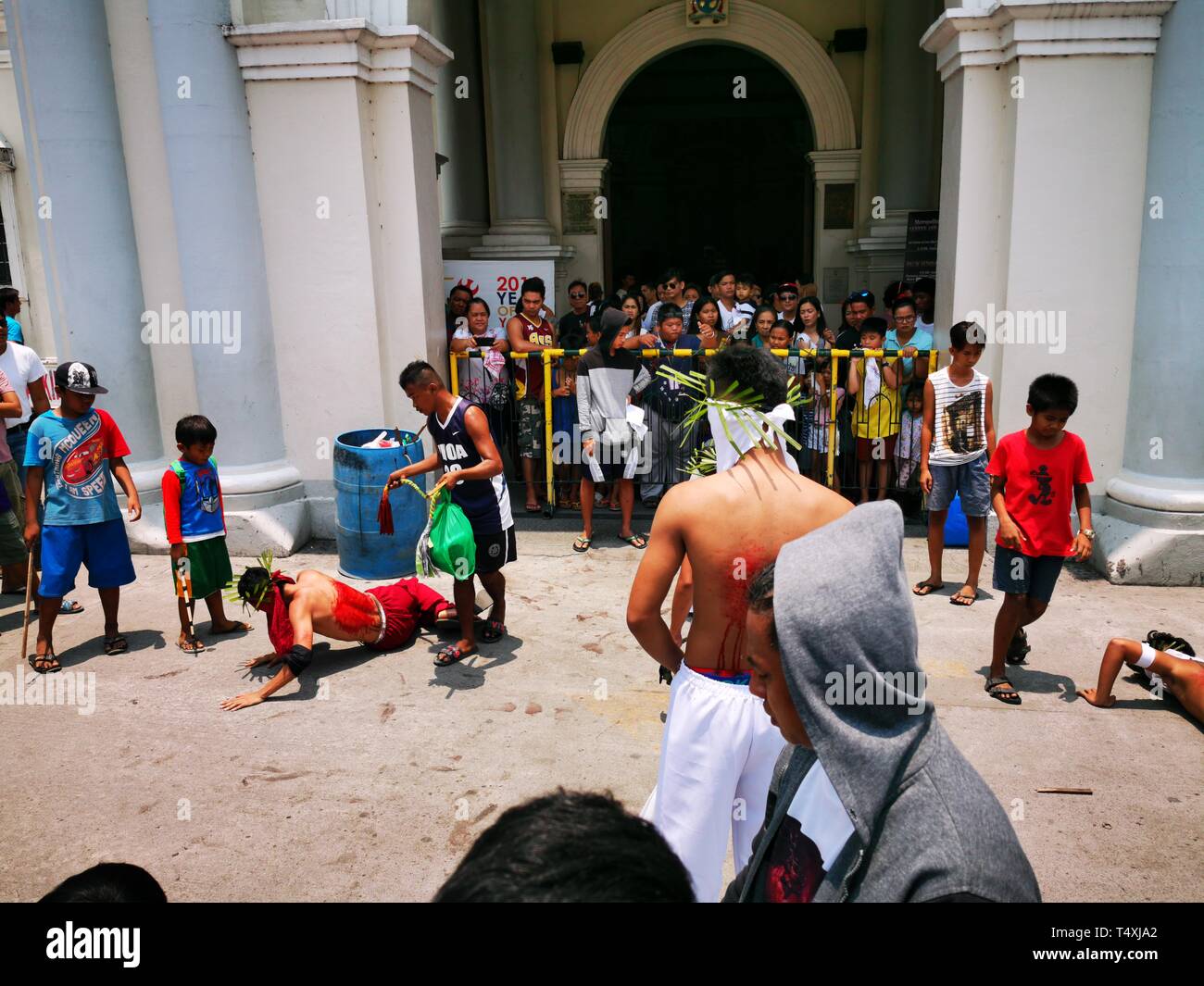 San Fernando, aux Philippines. 18 avr, 2019. Des centaines de pénitent catholique a effectué le rituel brutal de l'auto-flagellation le Jeudi Saint. Sherbien Dacalanio : Crédit/Pacific Press/Alamy Live News Banque D'Images