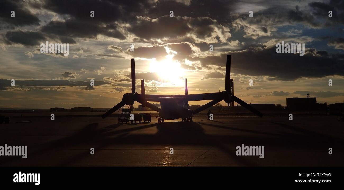 Un 71e Escadron d'opérations spéciales CV-22 Osprey est stationné sur l'aire à Kirtland Air Force Base, le 6 mars 2019. Le balbuzard est un avion à rotors basculants qui combine le décollage vertical, hover et atterrissage vertical qualités d'un hélicoptère avec la longue portée, l'efficacité du carburant et les caractéristiques de vitesse d'un aéronef à turbopropulseur. Banque D'Images