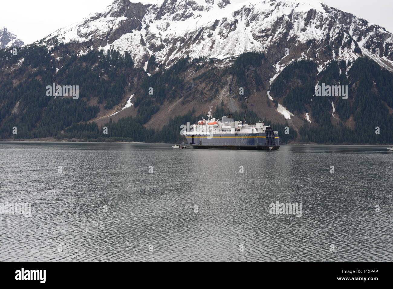 L'équipe d'intervention de la sécurité maritime à l'Ouest membres participent à un exercice complet, appelé Opération grève pélagiques, de former dans le cadre d'une situation simulée de l'agence plusieurs attentats terroristes à bord d'un traversier à Cordova, en Alaska, le 10 avril 2019. Le personnel formé à l'ouest de l'outil MSRT avec Alaska FBI's Joint Terrorism Task Force pour faire en sorte que, si une menace ont été rencontrés en Alaska que les systèmes étaient en place pour assurer la sécurité de la population. Photo de la Garde côtière des États-Unis par le Premier maître de Matthew Schofield. Banque D'Images