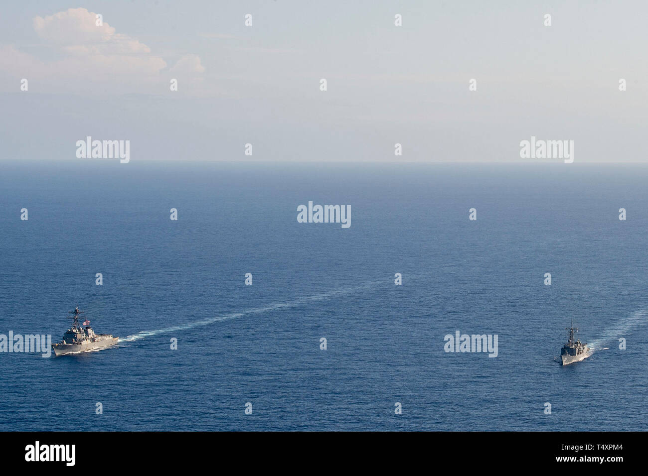 190418-N-UI104-0610 MER DES PHILIPPINES (18 avril 2019) La classe Arleigh Burke destroyer lance-missiles USS Preble (DDG 88) et la Marine royale australienne de la classe Adélaïde frégate lance-missiles HMAS Melbourne (FFG 05) formation en transport en commun au cours d'un déploiement de coopération. Preble et Melbourne participent au déploiement d'une coopérative en vue d'améliorer les capacités maritimes entre partenaires. Preble est déployée sur l'U.S 7e flotte zone d'opérations à l'appui de la sécurité et de la stabilité dans la région Indo-Pacifique. (U.S. Photo par marine Spécialiste de la communication de masse 1re classe Bryan Niegel/R Banque D'Images