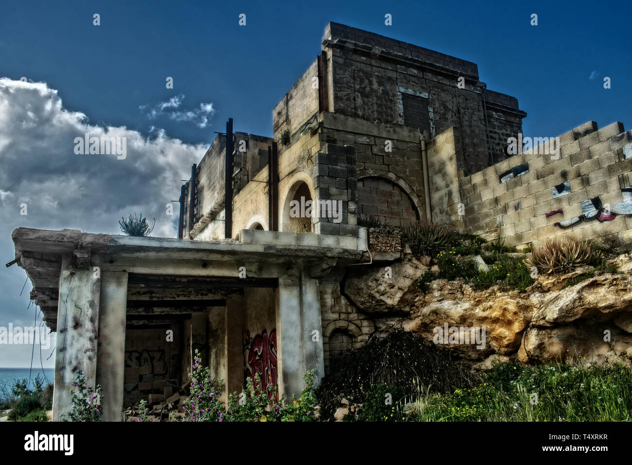 Un hôtel abandonné en ruines. Un hôtel abandonné en ruines à Mellieha, Malte situé en bordure d'une colline. Banque D'Images