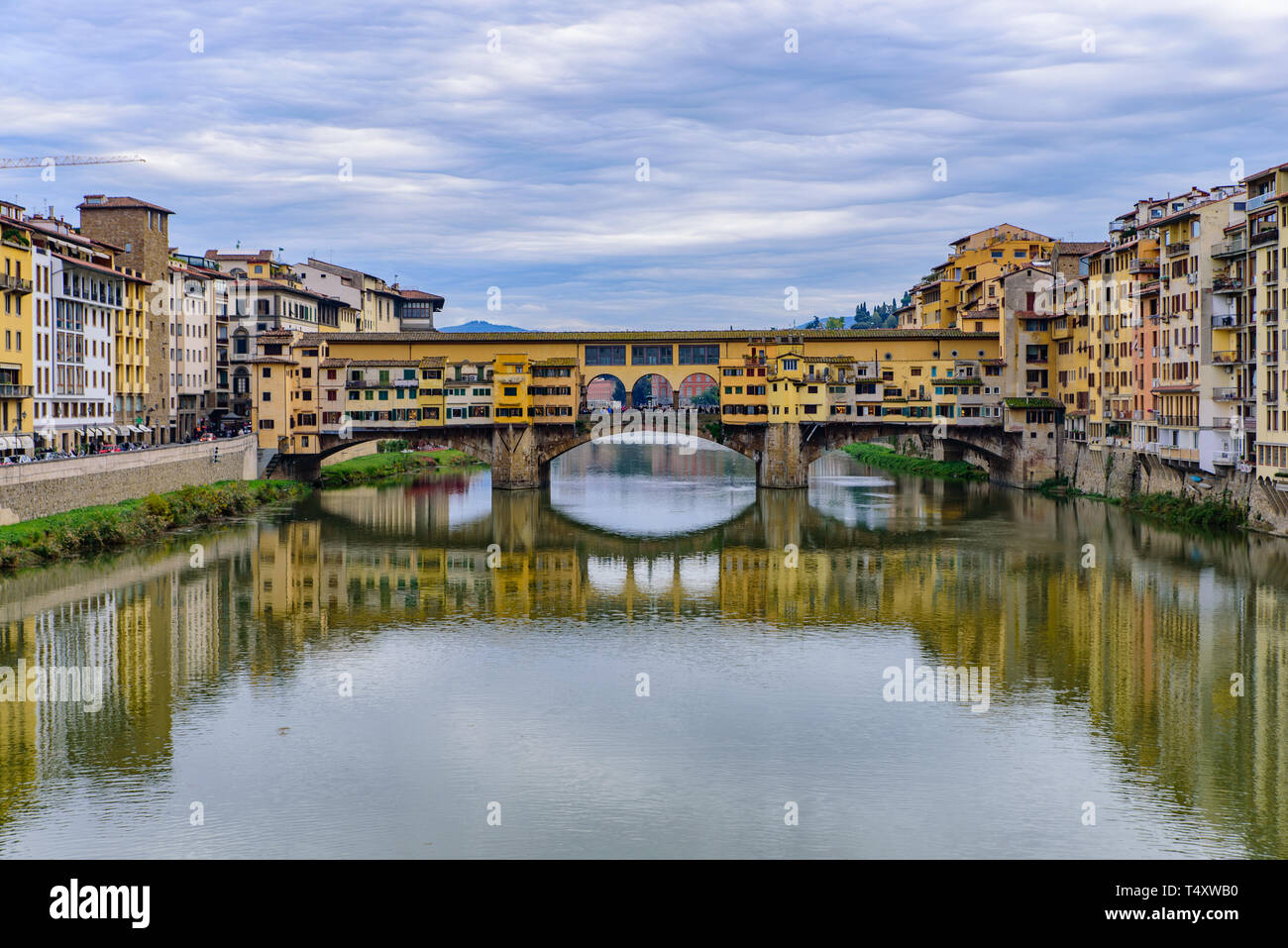 Le Ponte Vecchio (Vieux Pont), un pont médiéval en pierre avec des magasins sur elle, Florence, Italie Banque D'Images