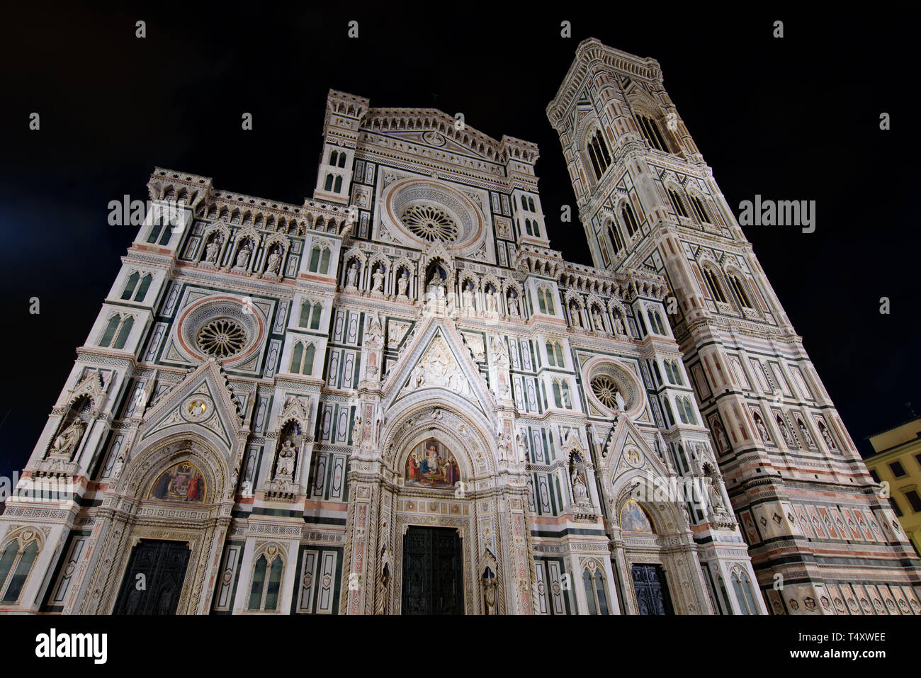 Vue nocturne sur la cathédrale Saint Marie de la fleur (Duomo di Firenze) et le Campanile de Giotto à Florence, Italie Banque D'Images