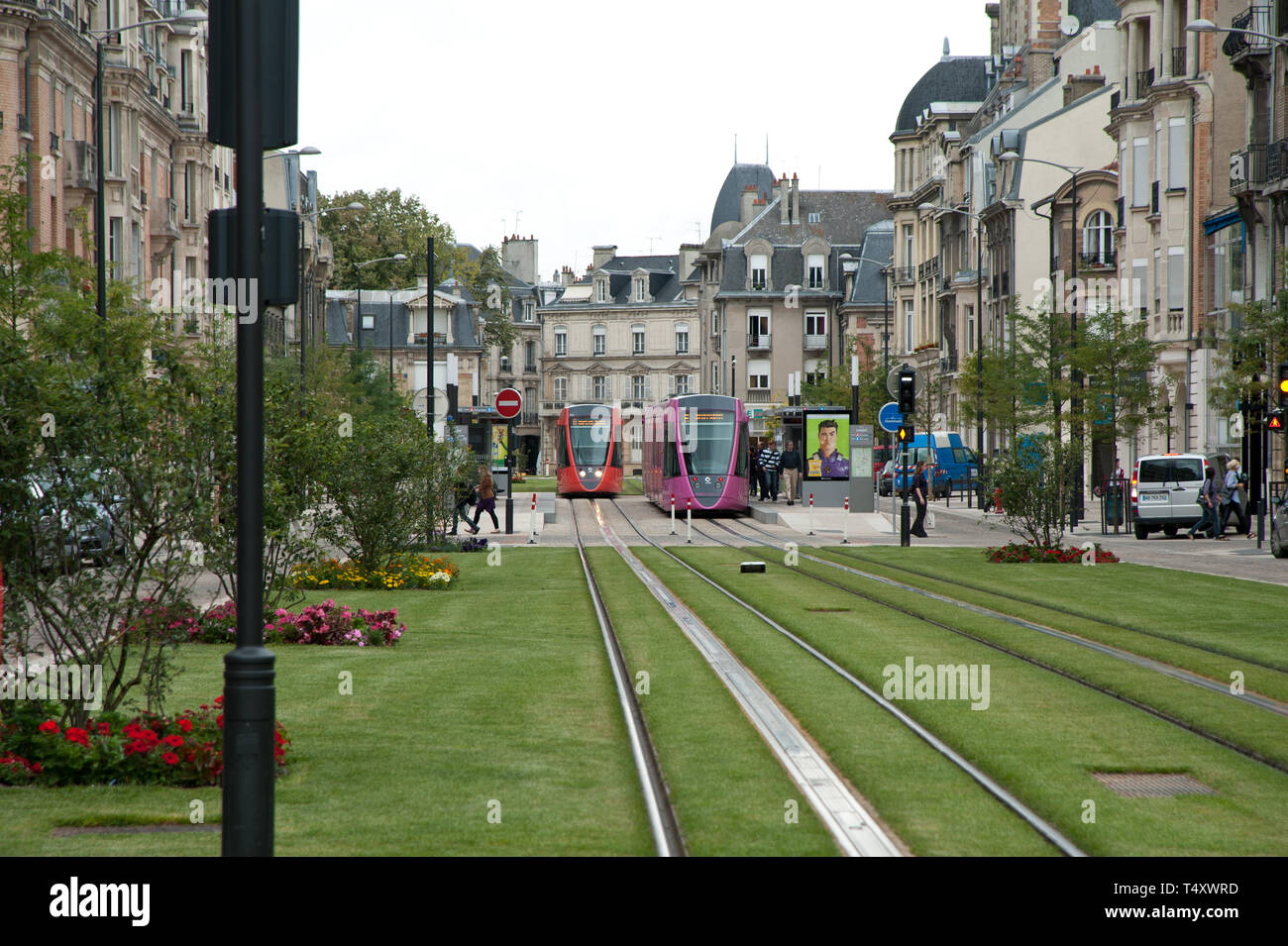 Reims, la société Straßenbahn, Design dans un Champagnerglas Anlehnung ein - Reims, tramway moderne, design en verre de Champagne Banque D'Images