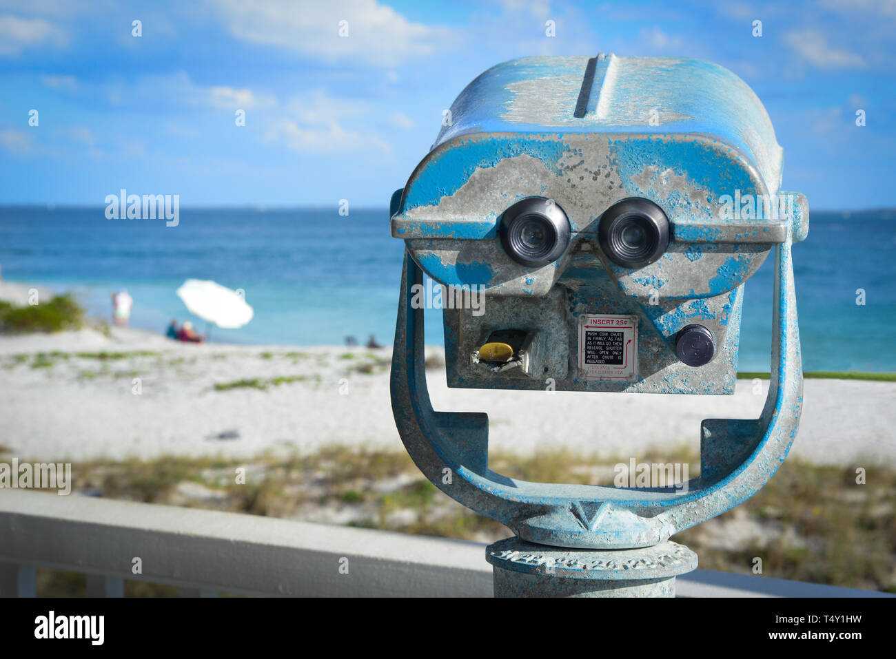 Un gros plan d'une grungy, tour à pièces côtières viewer au fil de l'eau sur l'île de Gasparilla dans Boca Grande, FL Banque D'Images