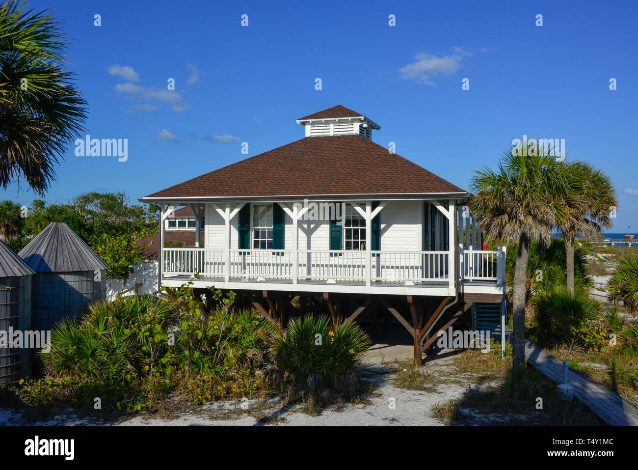 Ciel bleu et soleil Mettez le port historique Boca Grande Phare et musée, construit en 1890 à Boca Grande, FL sur Gasparilla Island Banque D'Images