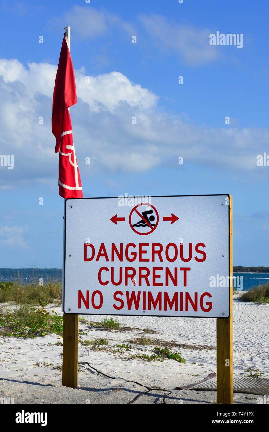 Un éminent et grand pancarte indique "Pas de piscine actuelle' sur une entrée de plage dans le sud-ouest de la Floride dans la région de Boca Grande, FL, Gasparilla Island Banque D'Images