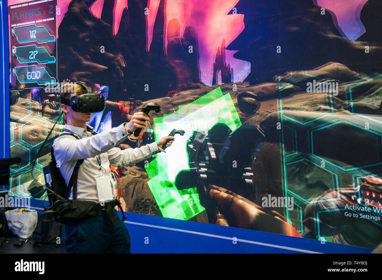 Une présence étrangère à la 2019 China International Technology Expo tente VR du matériel de jeu développé par Tsinghua Tongfang. Banque D'Images