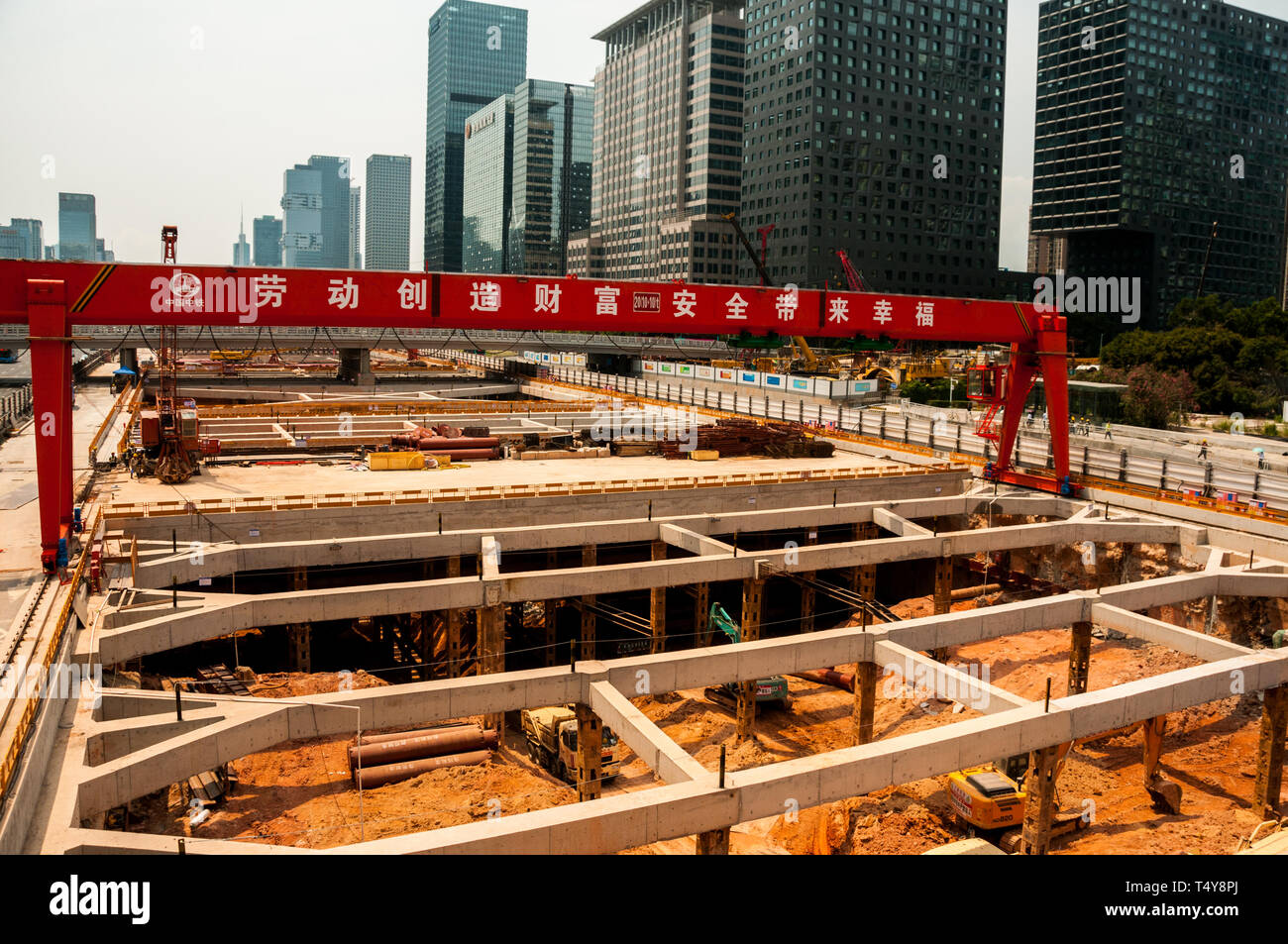 La construction du métro Gangxia à gare du Nord dans le centre de Shenzhen avec Road déterrés. Banque D'Images